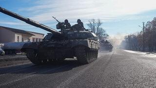 SON DAKİKA | Rusya'nın Ukrayna saldırısı 2. gününde! Ukrayna ordusu sivil halka kamyonlardan silah dağıtıyor... 