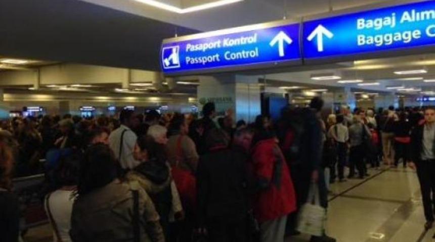 Havalimanında 1 km pasaport kuyruğu