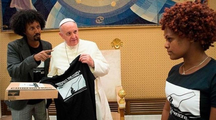 Papa'ya anlamlı tiş&ouml;rt