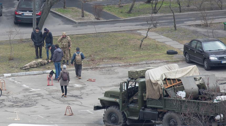 Kiev'deki kamyon dünya gündemine oturdu! Ukrayna kamuflajlı askerlerin kimlikleri şoke etti