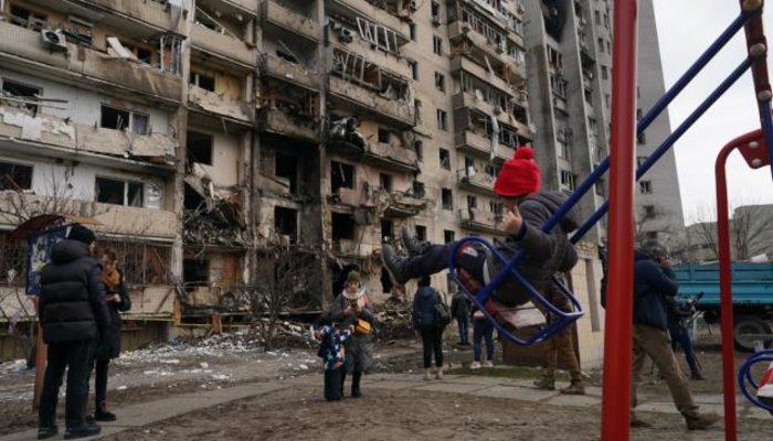 Savaşın gölgesinde oyuna devam etti! Bombalanan binanın önündeki parkta oynayan çocuk sosyal medyada gündem oldu