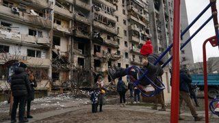 Savaşın gölgesinde oyuna devam etti! Bombalanan binanın önündeki parkta oynayan çocuk sosyal medyada gündem oldu