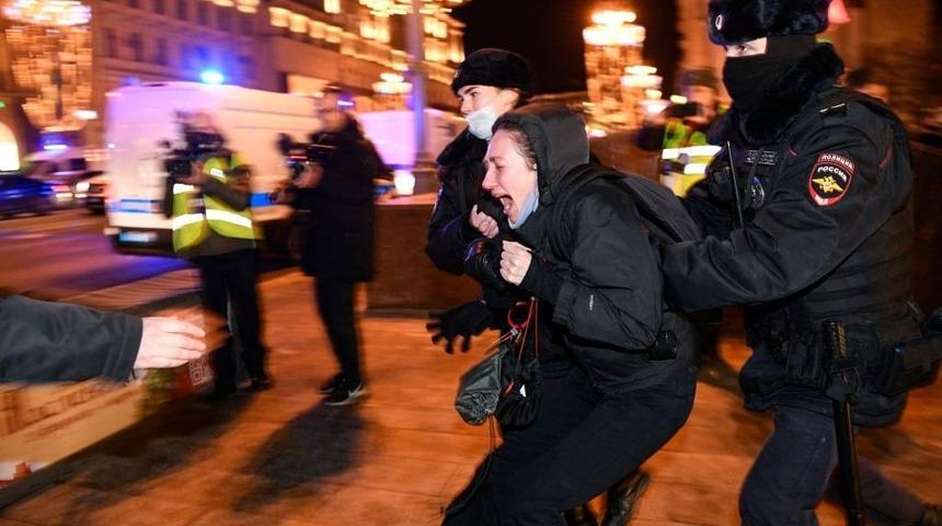 Ukrayna'nın işgali Rusya'da protesto edildi, g&ouml;zaltılar var