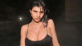 Pornhub yıldızı Mia Khalifa, 3. Dünya Savaşı korkuları arasında 'molotof kokteyli talimat seti' yayınladı