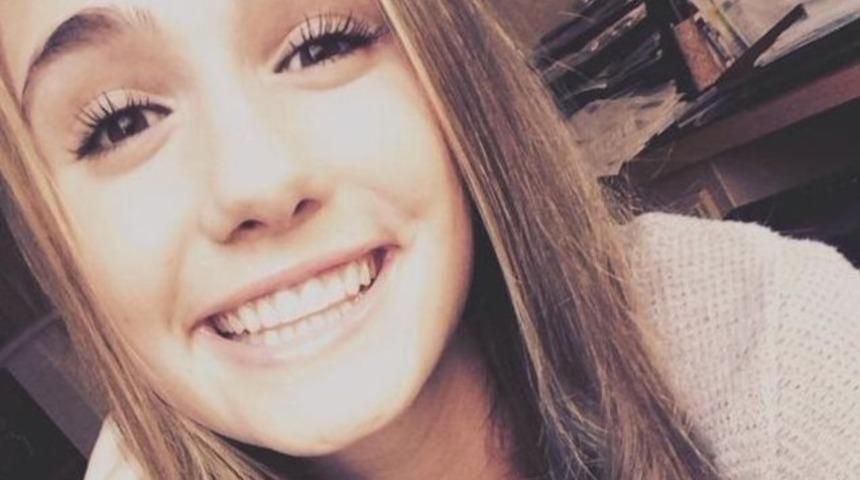 Cep telefonu için trenin altında kaldı