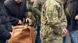 Ukrayna’dan çok konuşulan görüntü! 80 yaşındaki adam bavulunun içindekileri sayıp orduya katılmak istedi