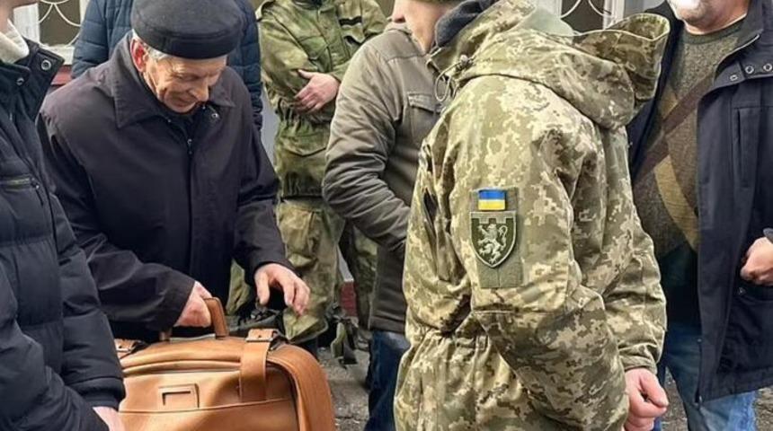 Ukrayna’dan çok konuşulan görüntü! 80 yaşındaki adam bavulunun içindekileri sayıp orduya katılmak istedi