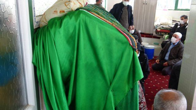 Bu türbeye dünyanın dört bir yanından akın ediyorlar! 'Sedyeyle gelen yürüyerek çıkıyor'