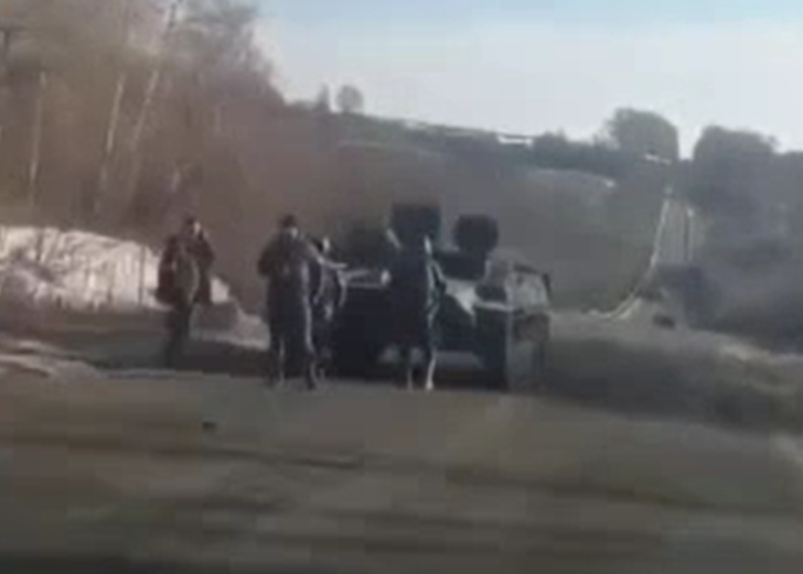 Yakıtı biten Rus askerine Ukraynalı askerden dikkat çeken sözler: Sizinkiler esir alınıyor