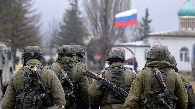 Kırım'da 2014'te devriye gezen Rus askerleri