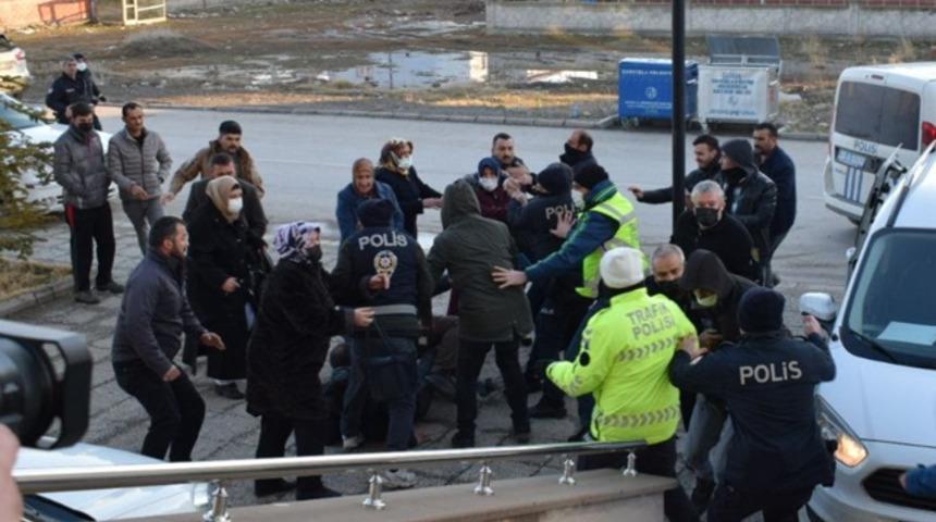 Eşiyle telefonla konuştuğu sırada katledildi! Cinayet zanlısına lin&ccedil; girişimi