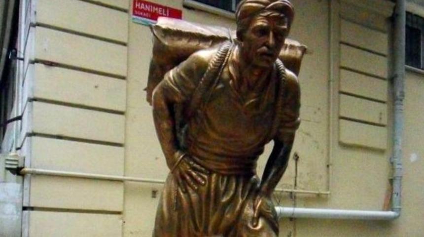 Eminönü’nde heykelleri dikilen ağır işçiler: Hamallar