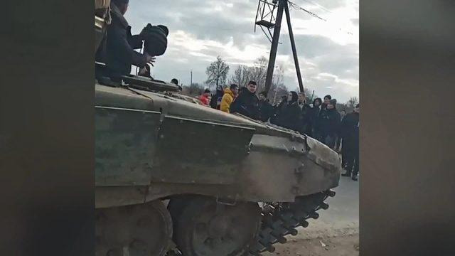 ukraynada-silahlanan-siviller-rus-tankini-durdurdu_6716_dhaphoto2