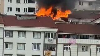 Esenyurt'ta 5 katlı apartmanın çatısı alev alev yandı! Bina sakini: Fark etmeseydik tüm çatılar yanabilirdi
