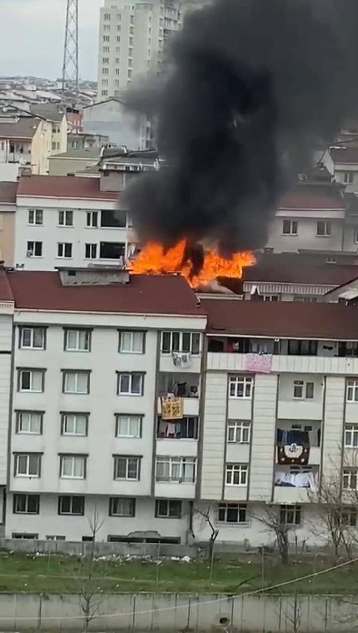 Esenyurt'ta 5 katlı apartmanın çatısı alev alev yandı! Bina sakini: "Fark etmeseydik tüm çatılar yanabilirdi"