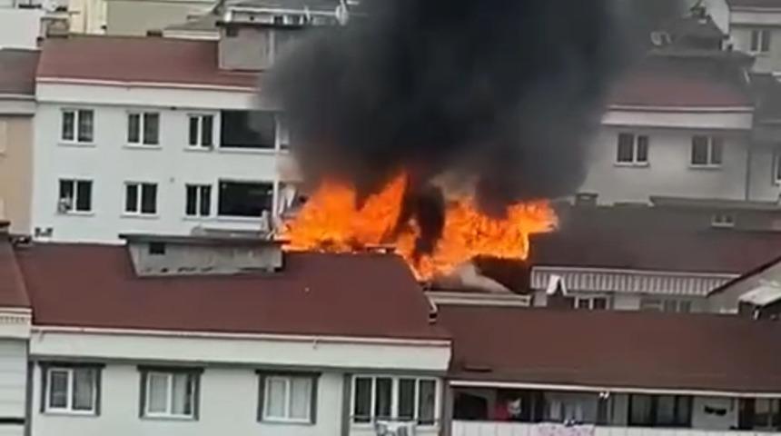 Esenyurt'ta 5 katlı apartmanın çatısı alev alev yandı! Bina sakini: "Fark etmeseydik tüm çatılar yanabilirdi"