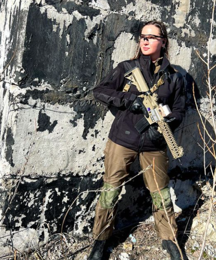 Eski Ukrayna güzeli Anastasiia Lenna silah kuşandı! Direniş çağrısı yapan Lenna'nın pozları gündem oldu G5