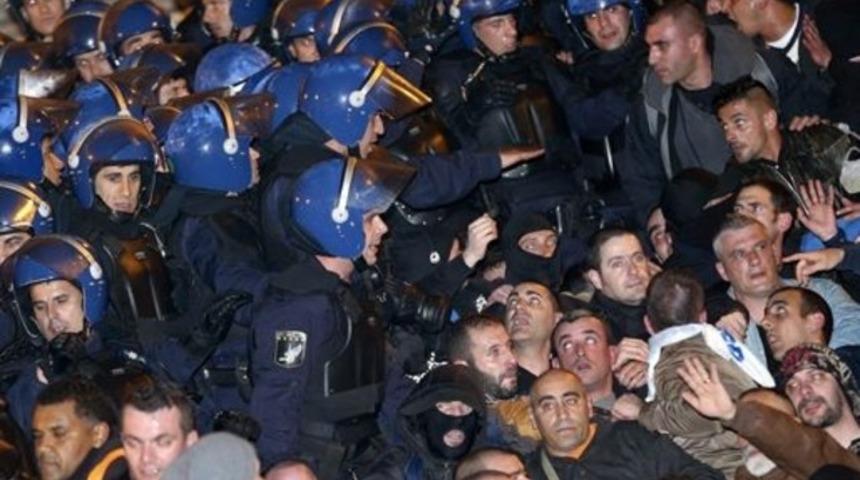 Polisler meclise yürüdü