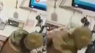 Saniye saniye görüntülendi! Rus askerleri marketleri ve döviz bürolarını yağmalamaya başladı