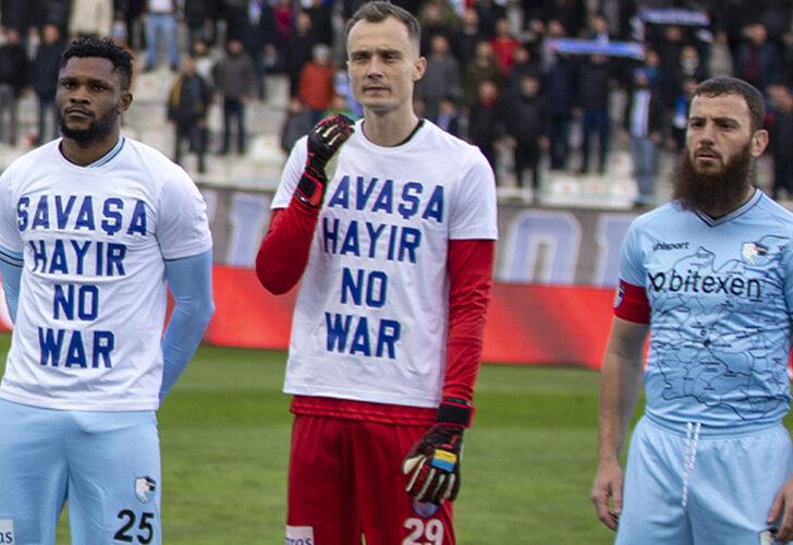 Erzurumsporlu Aykut Demir, ''Savaşa hayır'' yazılı tişörtü giymeyi reddetti!