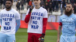 Erzurumsporlu Aykut Demir, ''Savaşa hayır'' yazılı tişörtü giymeyi reddetti!