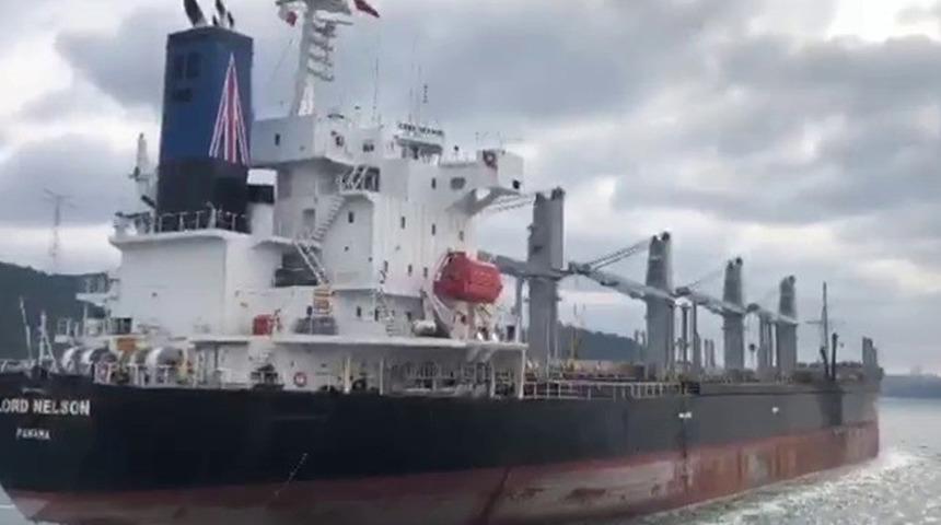 Açılan ateş sonucu hasar alan gemiler İstanbul Boğazı’ndan geçti