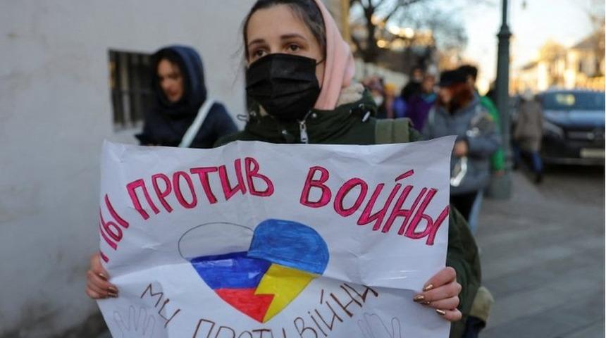 Rusya'da Ukrayna savaşına karşı &ccedil;ıkanların sayısı artıyor: 'Savaşa sessiz kalmak utan&ccedil; verici'