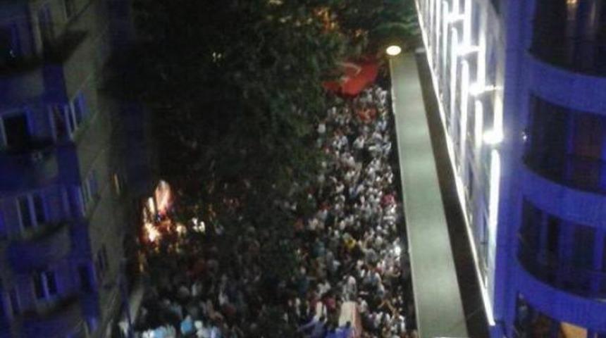 &Uuml;lk&uuml;c&uuml;ler, Habert&uuml;rk'&uuml; protesto etti