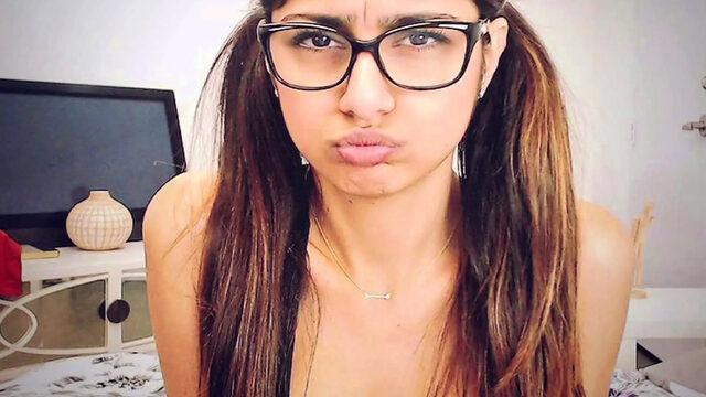Yetişkin film yıldızı Mia Khalifa Rusya'nın Ukrayna'yı işgal etmesiyle 'Molotof kokteyli' yapımını paylaştı