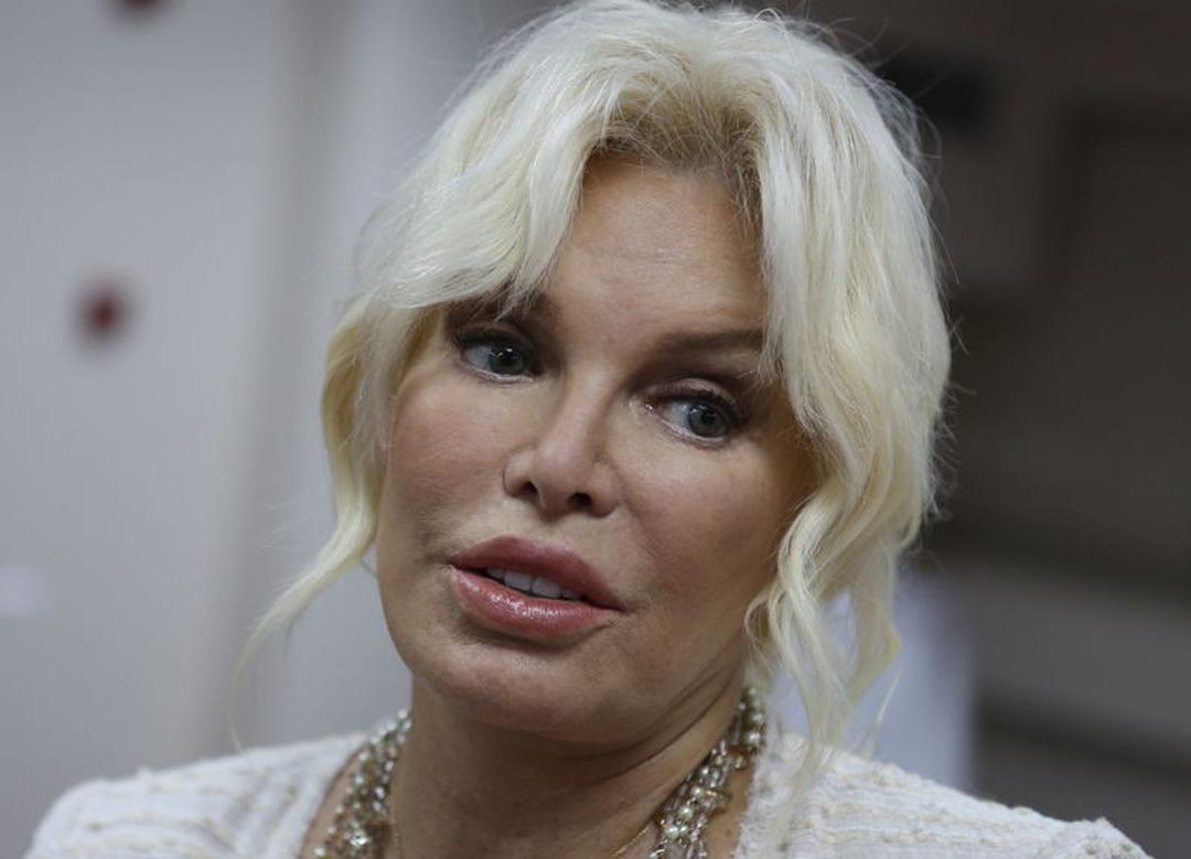 Ajda Pekkan sosyal medyanın diline d&uuml;şt&uuml;! "Balmumu heykel sandım"