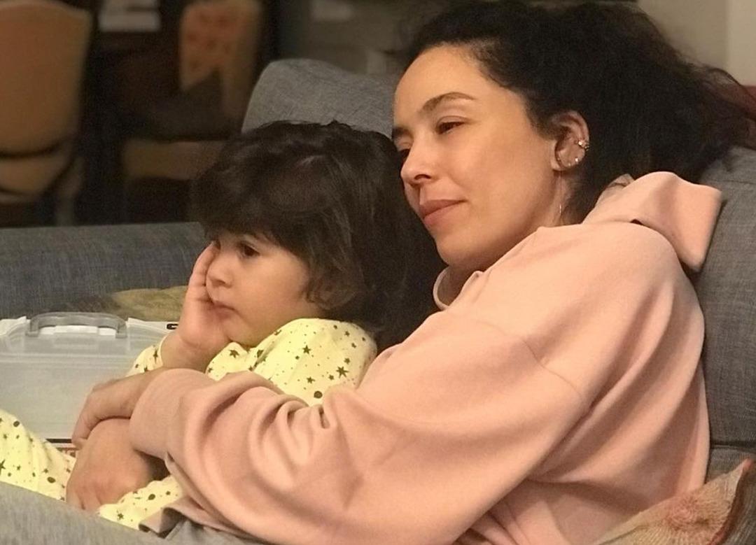 Azra Akın 3 yaşındaki oğlu Demir ile buz &uuml;zerinde! G&ouml;renler hayran kaldı