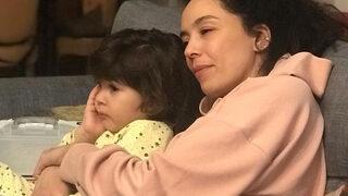 Azra Akın 3 yaşındaki oğlu Demir ile buz üzerinde! Görenler hayran kaldı