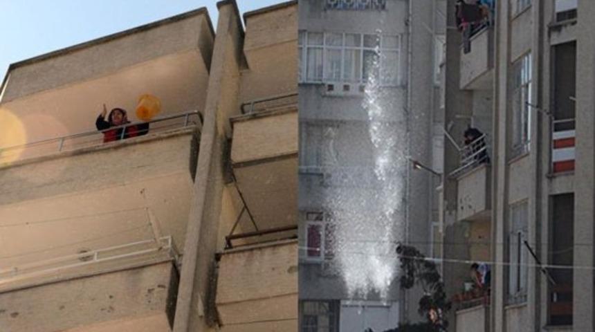 Protestocuların kafasına bir kova su boşalttı!