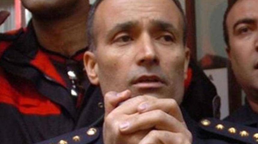 O polisin silahına ve kimliğine el koyuldu