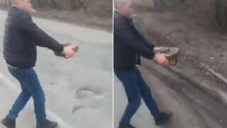 Ukrayna’da inanılmaz görüntüler! Mayını çıplak elle alıp ormana bıraktı…