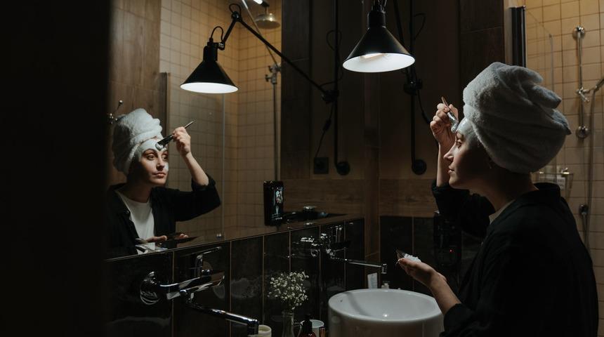 Evdeki peçetelerle gözenek karşıtı maske hazırlayın! İşte tarifi...