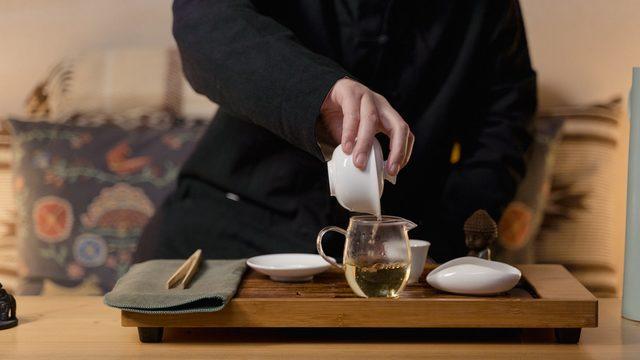 Cildinizi gençleştirip canlandırmak için yeşil çay maskesini denemeye ne dersiniz?