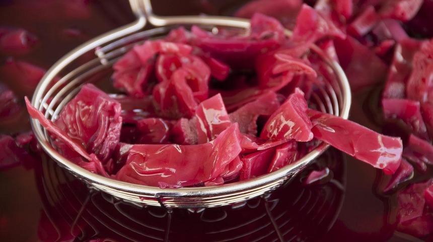 Her yemeğin yanına yakışan lezzet: Lokanta usulü mor lahana turşusu tarifi