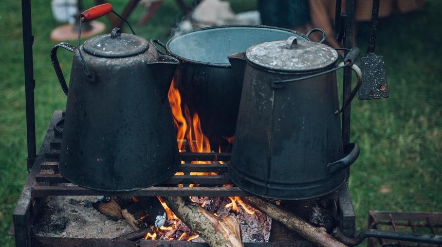 Dibi tutmuş tencerenizden veya tavanızdan vazge&ccedil;ip &ccedil;&ouml;pe atmayın! Bu y&ouml;ntemler sayesinde pırıl pırıl olacak...