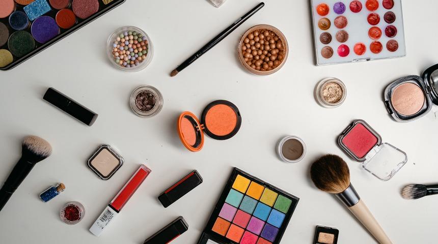 K&ouml;şeli y&uuml;z hatlarına sahip olanlar buraya! İşte hatlarınızı olduğundan yumuşak g&ouml;stermeye yarayacak &ouml;neriler...