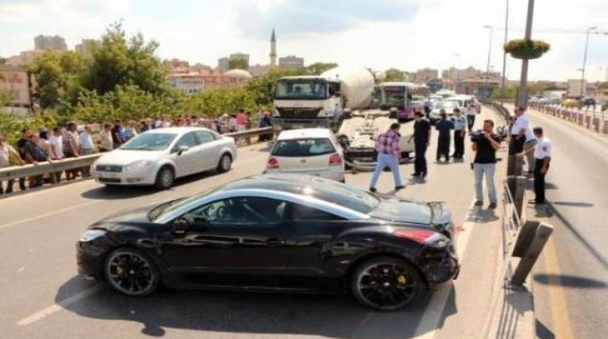 Kadıköy'ü birbirine katan kaza: 1 yaralı