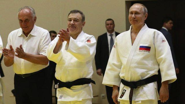 Putin, Soçi'de Arkadi Rotenberg (ortada) ve Vasili Anisimov (solda) ile judo kulübünde.