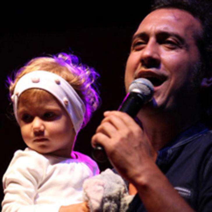 Kızıyla Sahneye &Ccedil;ıktı