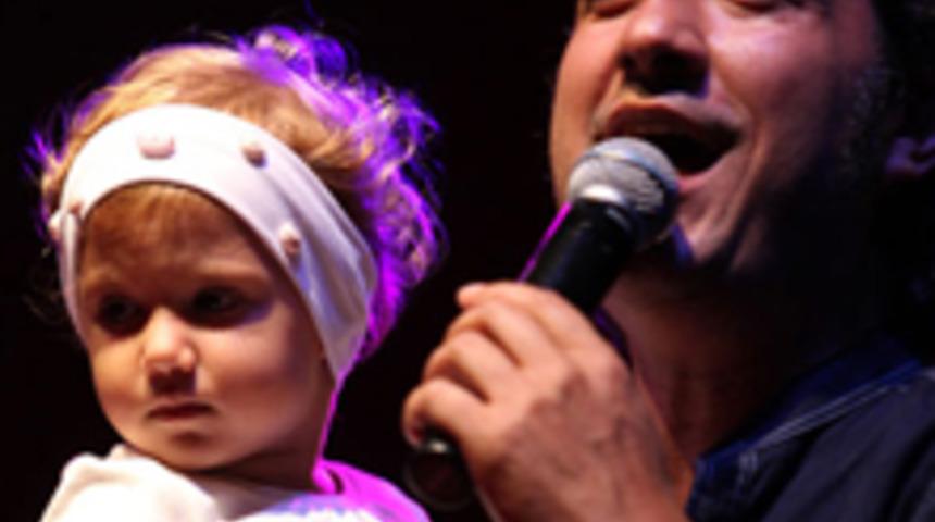 Kızıyla Sahneye &Ccedil;ıktı