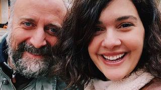 Bergüzar Korel ve Halit Ergenç belediye otobüsüne bindiler! 'Bana çok aşıksın' diye bağırdı