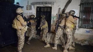 Adana'da DEAŞ operasyonu! Özel Harekat kapıyı zırhlı araç ile kırdı