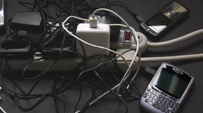 Cep telefonunu idrarla şarj ettiler!