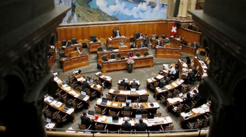 Çıplak 'selfie' çekip paylaşan sekretere ceza