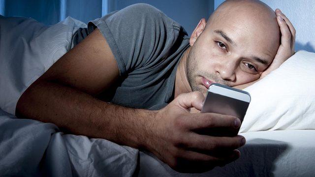Pandeminin tetiklediği hastalıklardan biri oldu! Sakın telefonla yatağa girmeyin
