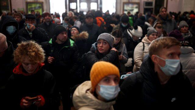 Bir anda herkes bayılma numarası yapmaya başladı! Ukrayna sınırında inanılmaz anlar: Rus işgalinden kaçmak için...